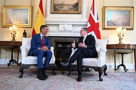 El presidente del Gobierno, Pedro Sánchez, y el primer ministro del Reino Unido, Keir Starmer, durante la reunión en Downing Street.